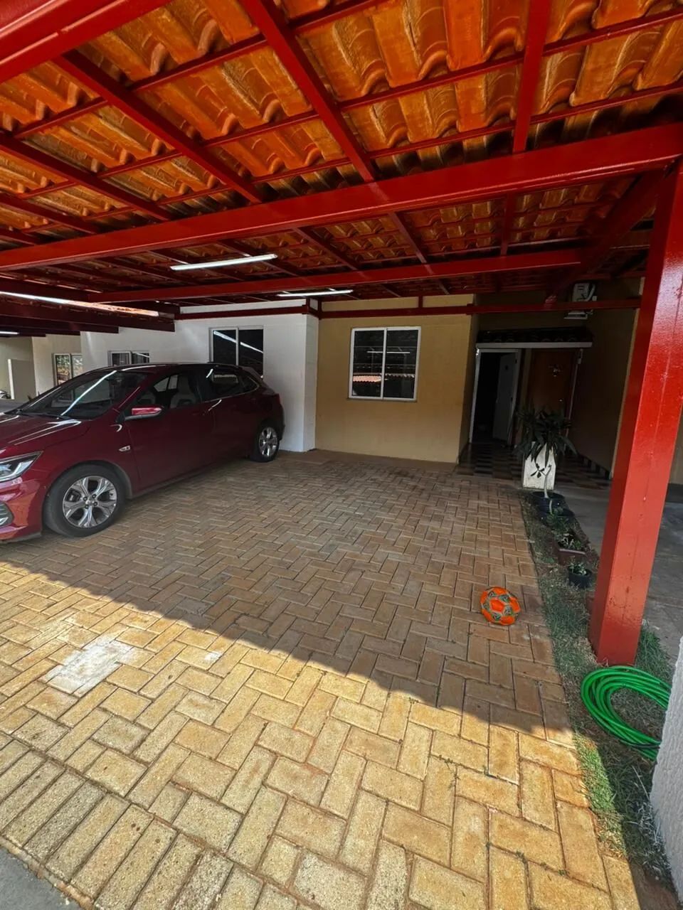 Casa térrea em condomínio. 2 quartos com 2 vagas.
