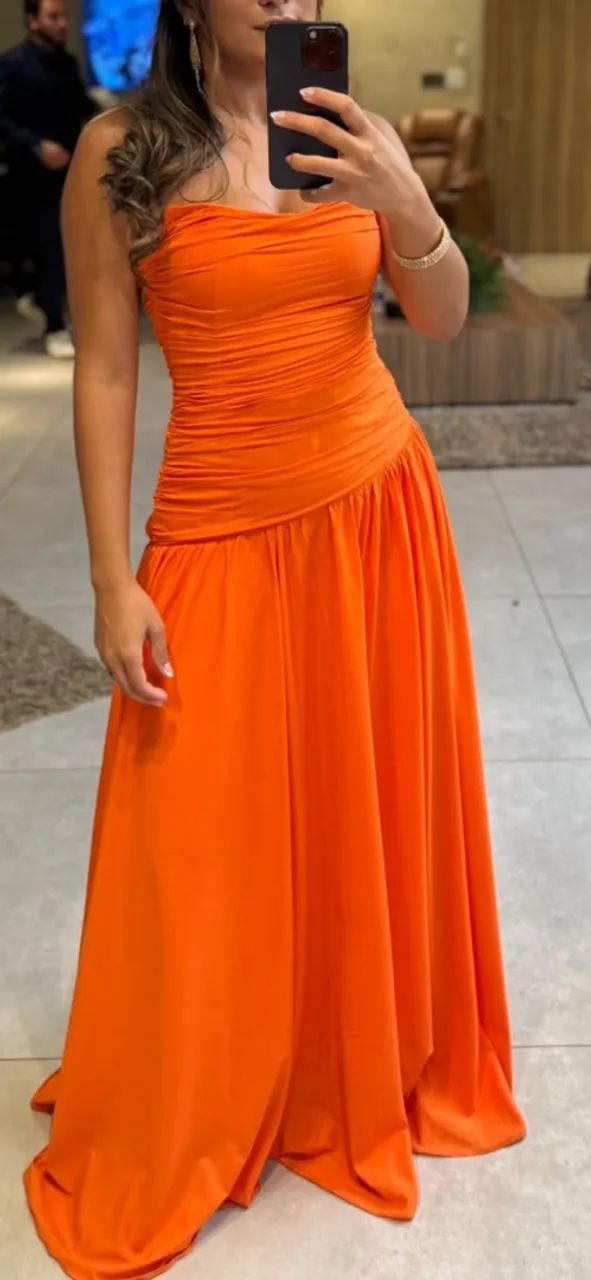 Vestido de festa laranja drapeado com capa - Foto 2