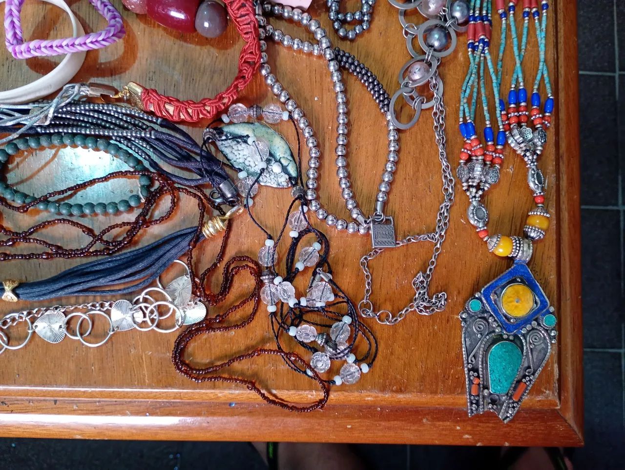 Pulseiras e colares 45 peças diversas  - Foto 2