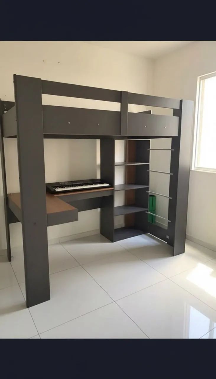 Cama superior de beliche com escrivaninha e armários