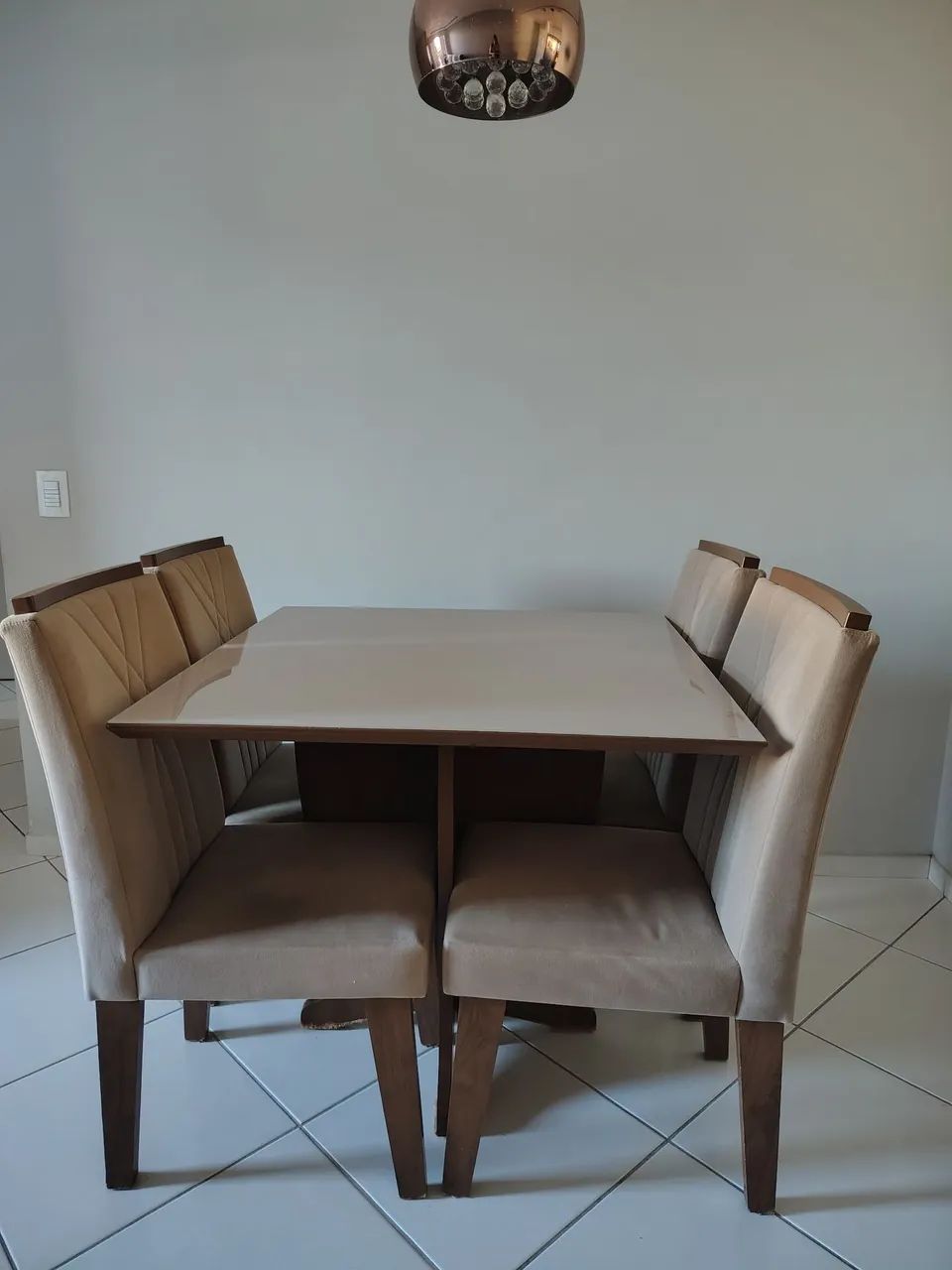 Mesa de vidro com quatro cadeiras 