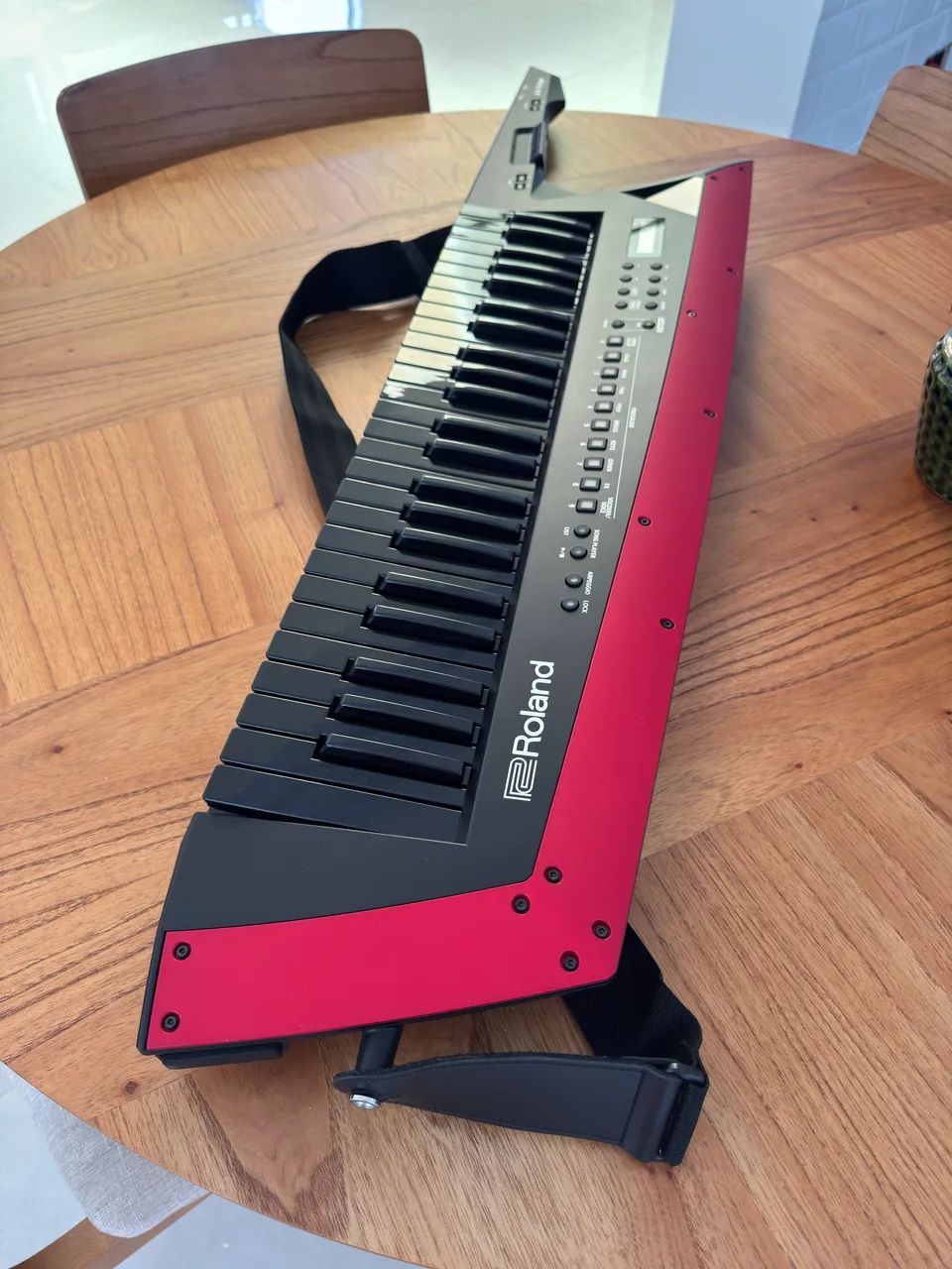 Teclado Keytar Sintetizador Roland Ax Edge Preto e Vermelho