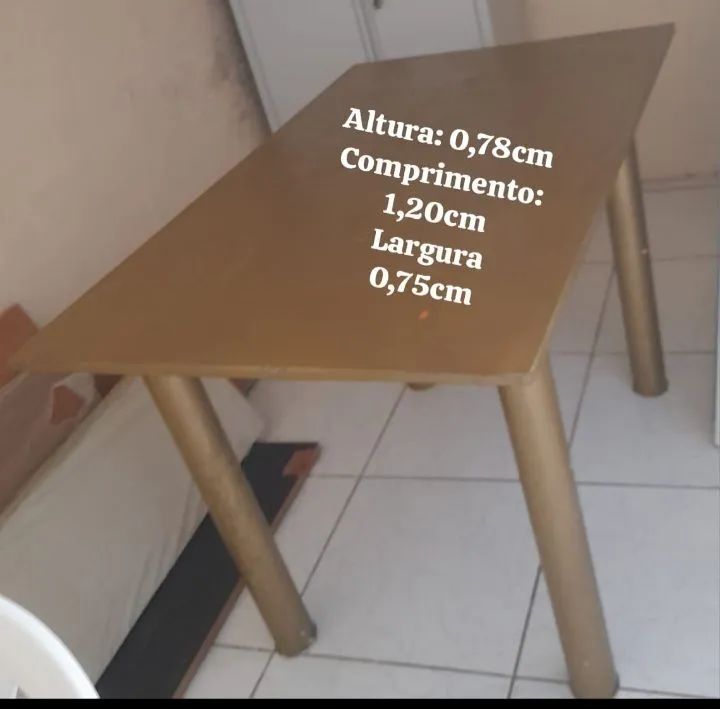 Mesa com pedra de mármore  sem cadeiras 