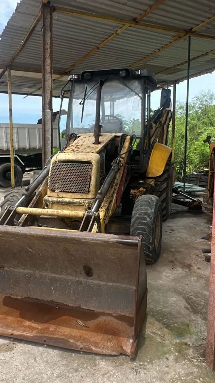 Retroescavadeira New Holland 2010/ 4x4/