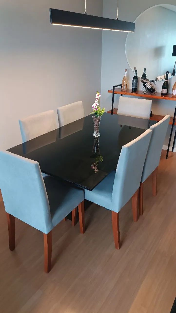 Mesa de vidro e cadeiras 