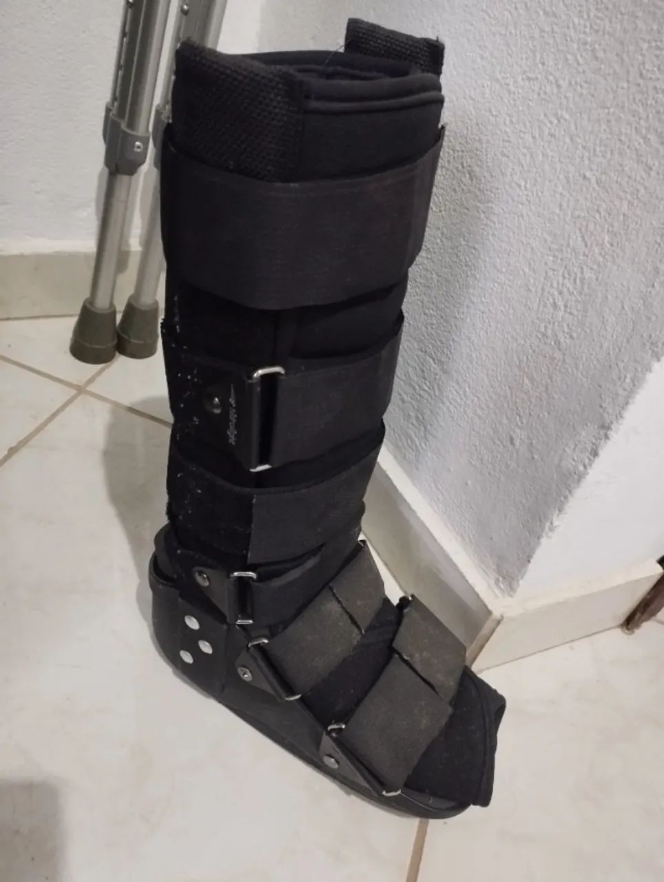 Muletas e bota ortopédica  - Foto 5