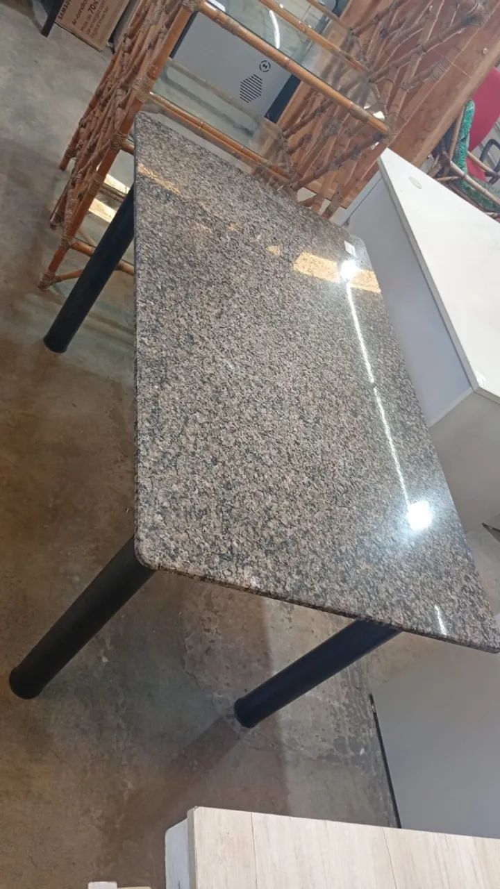 Mesa de Jantar Tampo de Granito