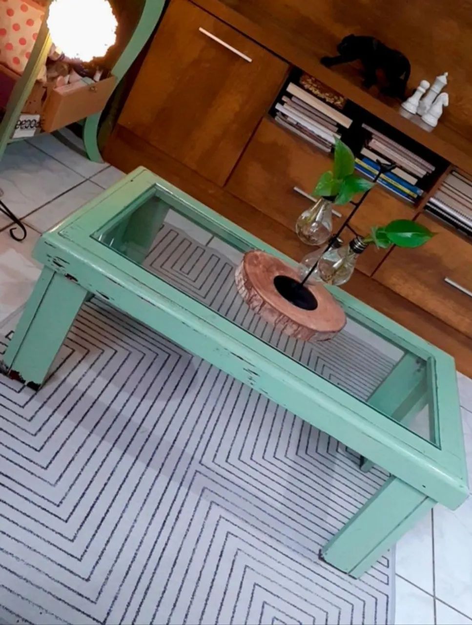 Mesa de centro com vidro grosso.
