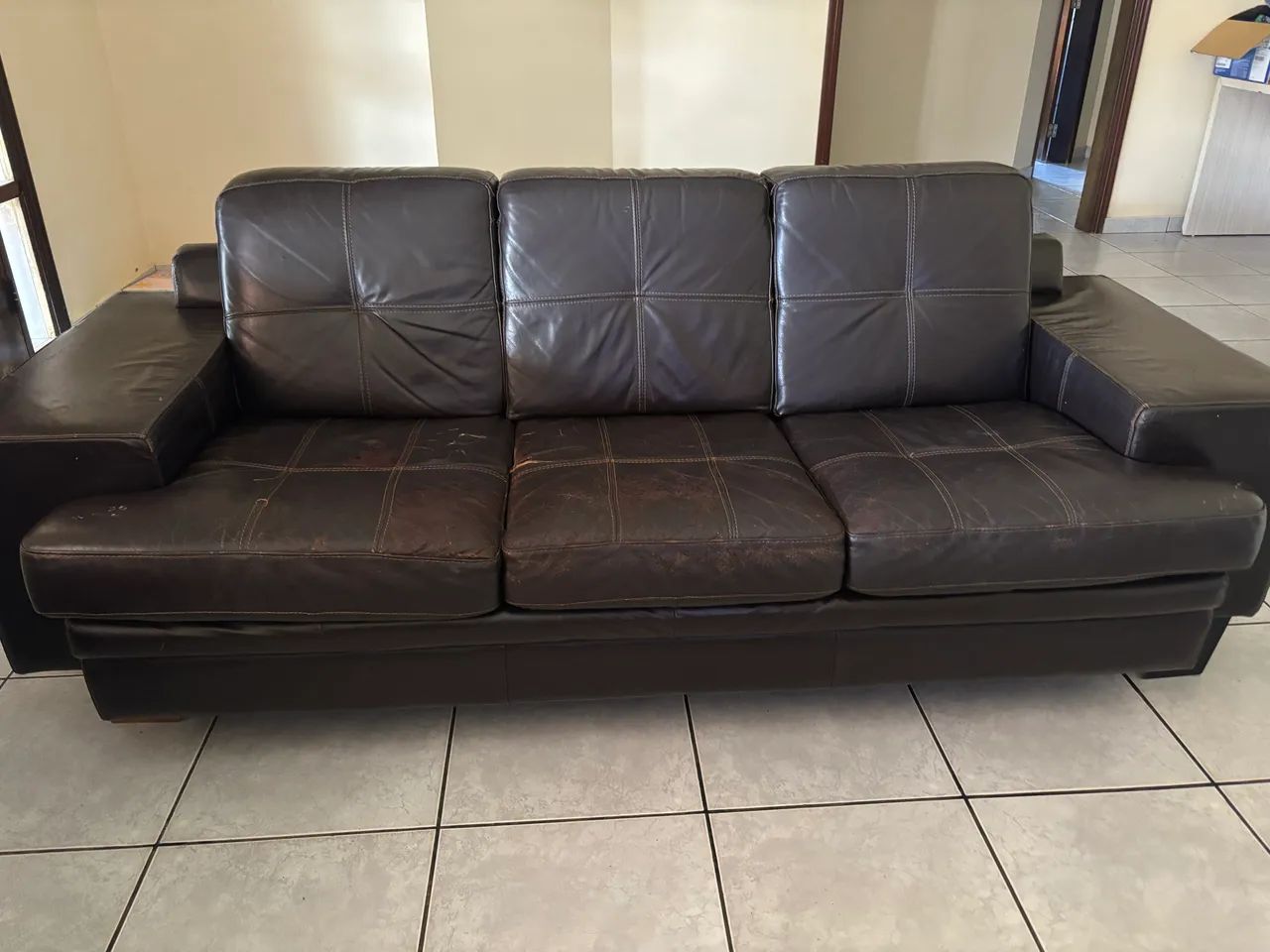 Vendo sofá 2 e 3 lugares de couro legítimo 65562846439938121