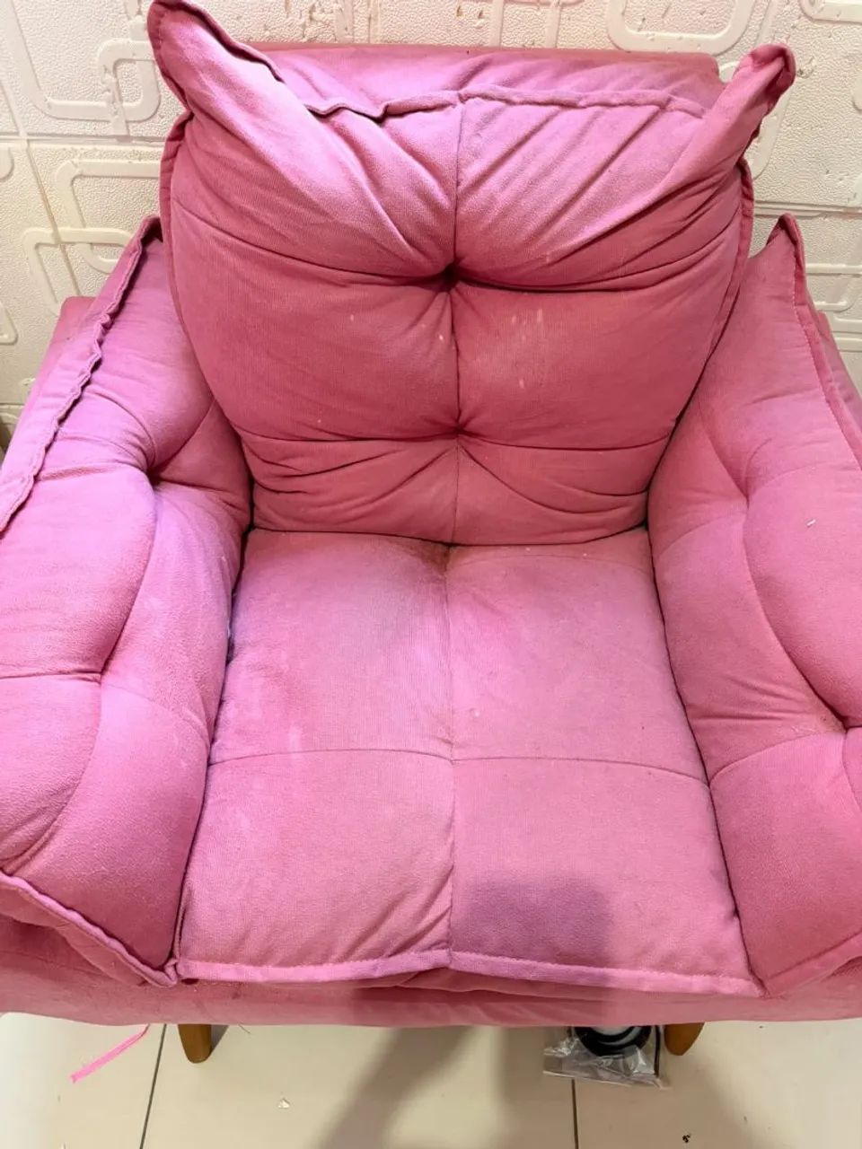 Poltrona rosa acolchoada - Foto 2