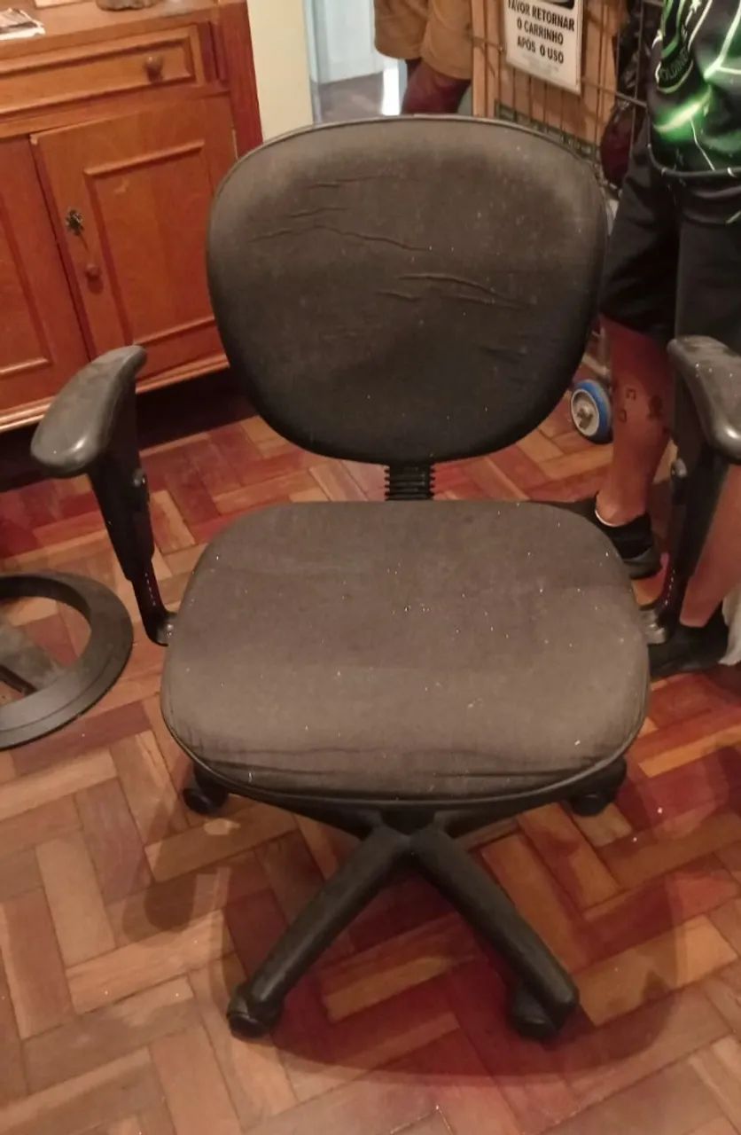 Vendo mesa de computador com cadeira giratória - Foto 2