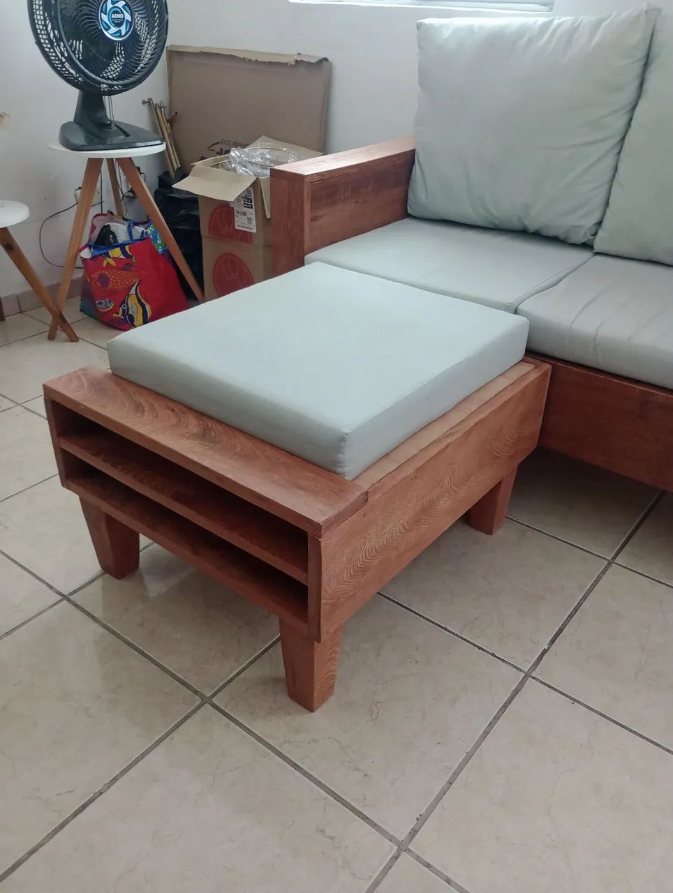 VENDO CONJUNTO DE SOFÁ DE MADEIRA MACIÇA COM PUFE - Foto 4