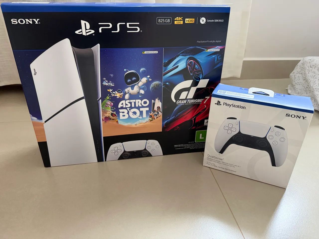 PS5 com dois controles 