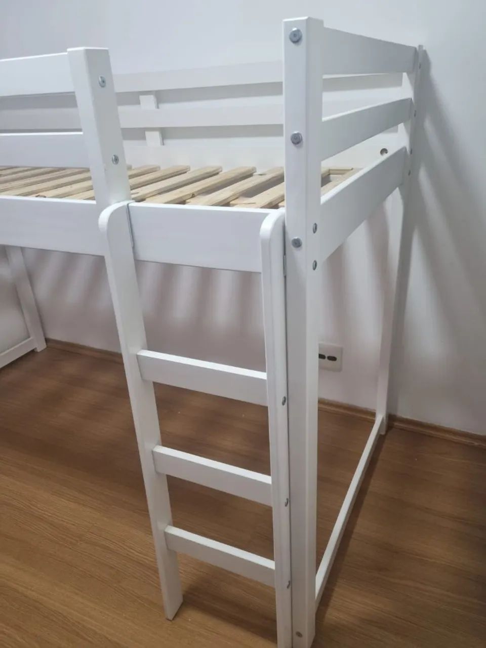 Cama Alta Infantil/Juvenil Casa Tema - Madeira, Grade e Escada - Muito Conservada - Foto 2