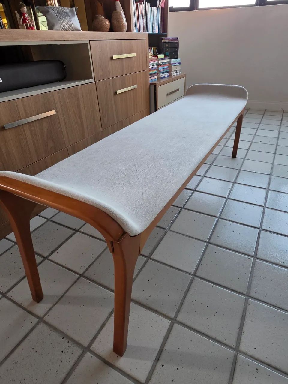 Recamier em Madeira e Tecido Claro - Elegante e Sofisticado