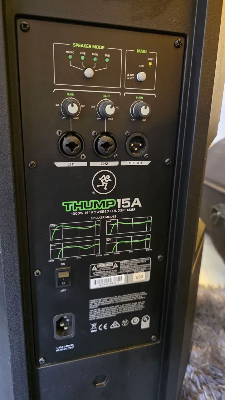 Caixa ativa Mackie thump 15A 1300w com bag - Foto 3