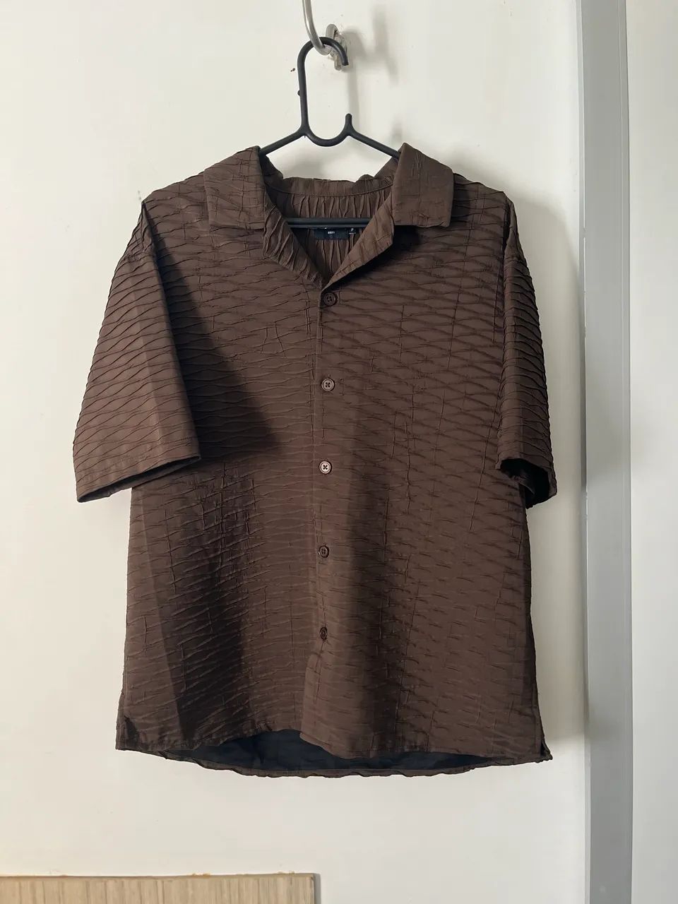 Camisa marrom texturizada premium ? estilo vintage/resort 