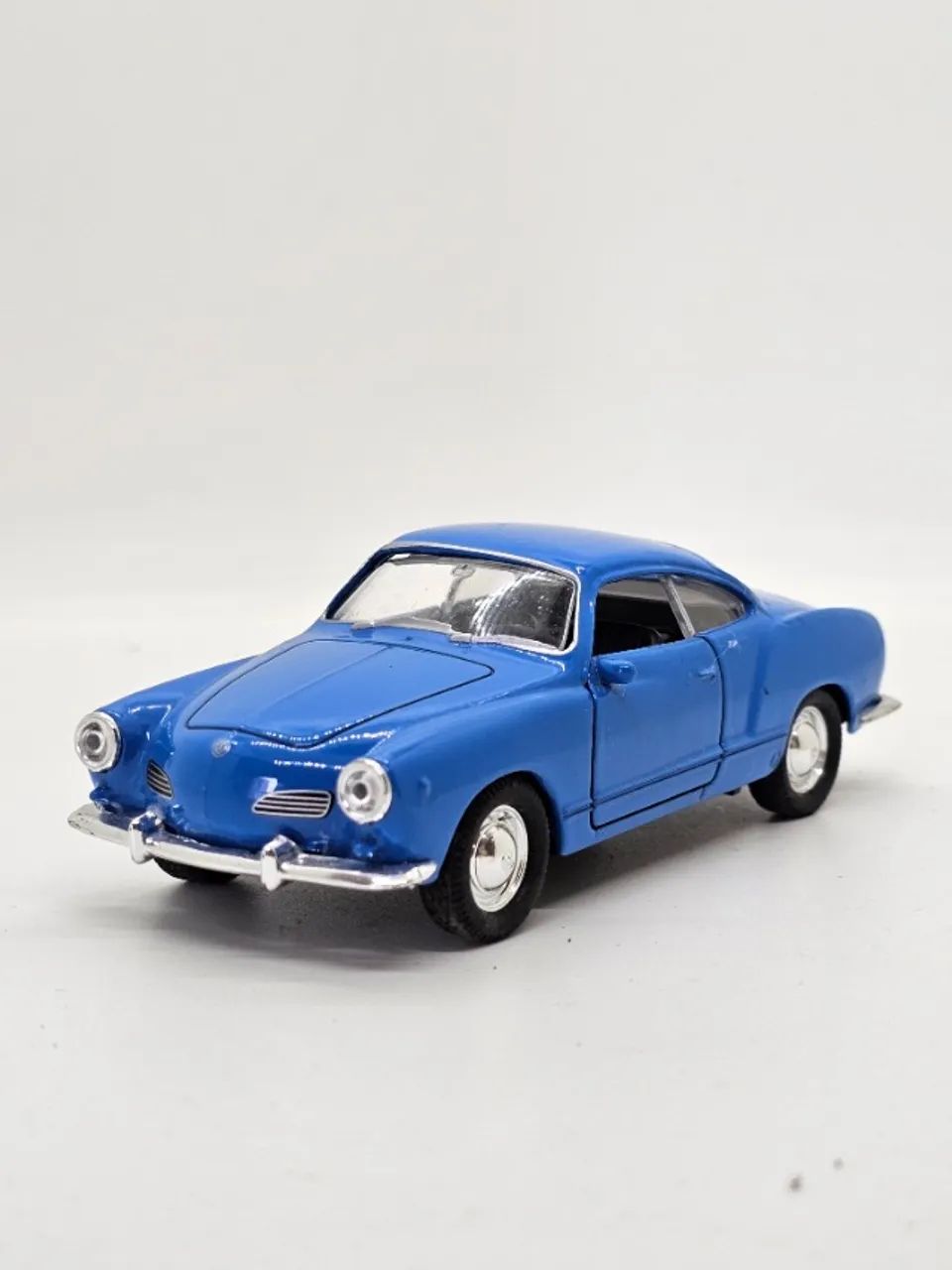 Miniatura Volkswagen Karmann Ghia Welly 1:32 Azul - Abre Portas