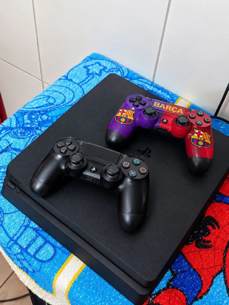 ? PS4 1TB + 2 CONTROLES + MUITOS JOGOS - Foto 2