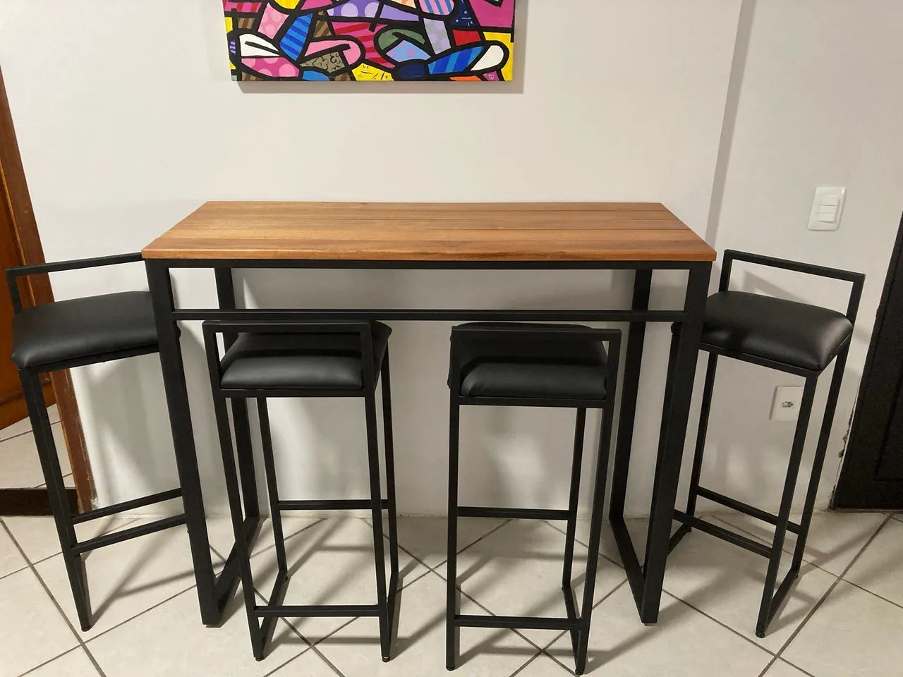 Mesa bistrô com quatro banquetas altas 