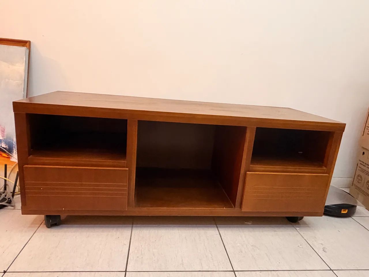 Rack de televisão de madeira