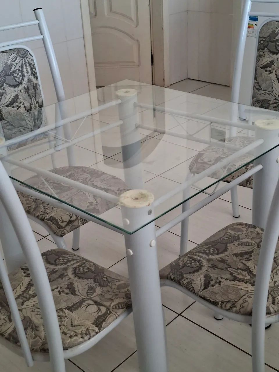 Mesa com 4 cadeiras e uma airfyir