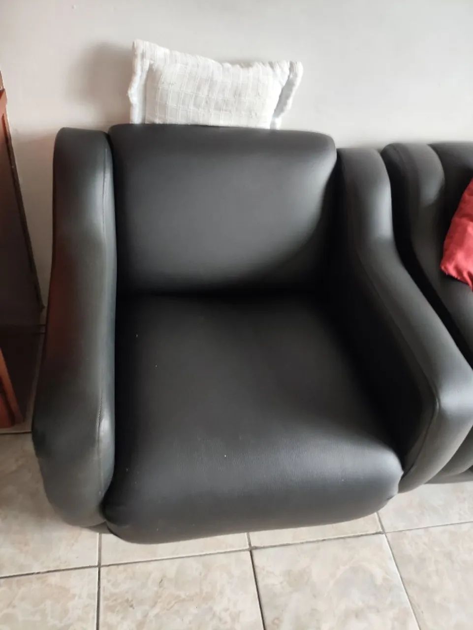 Conjunto Sofá 4 lugares e Poltronas de Couro / Conjunto elegante e atemporal  - Foto 2