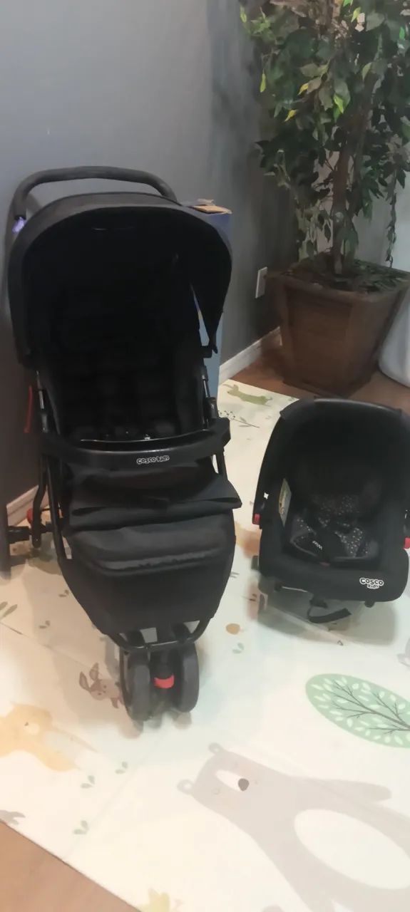 Carrinho de bebê com bebê Conforto.