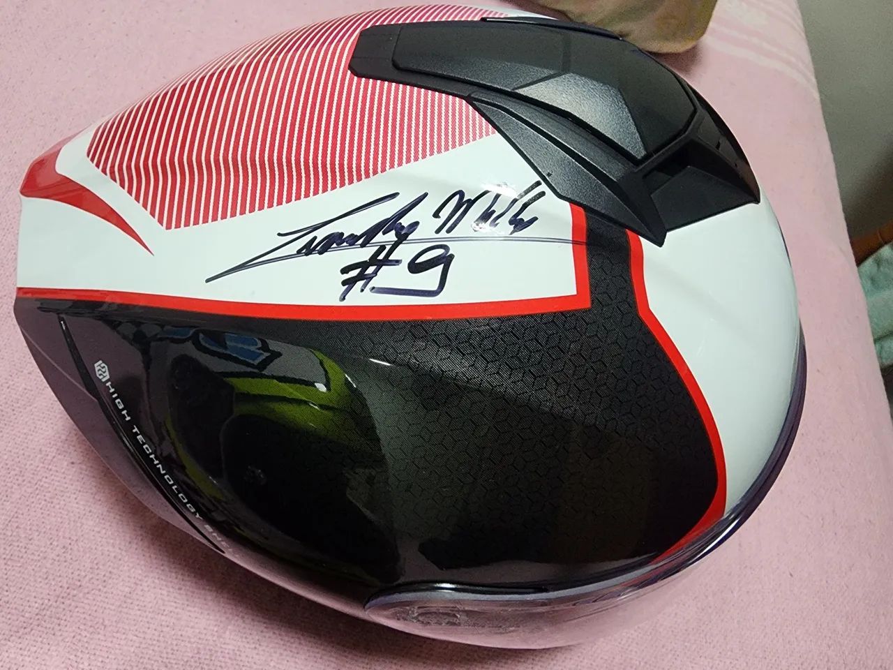 Capacete assinado pelo Leandro Melo piloto  - Foto 4