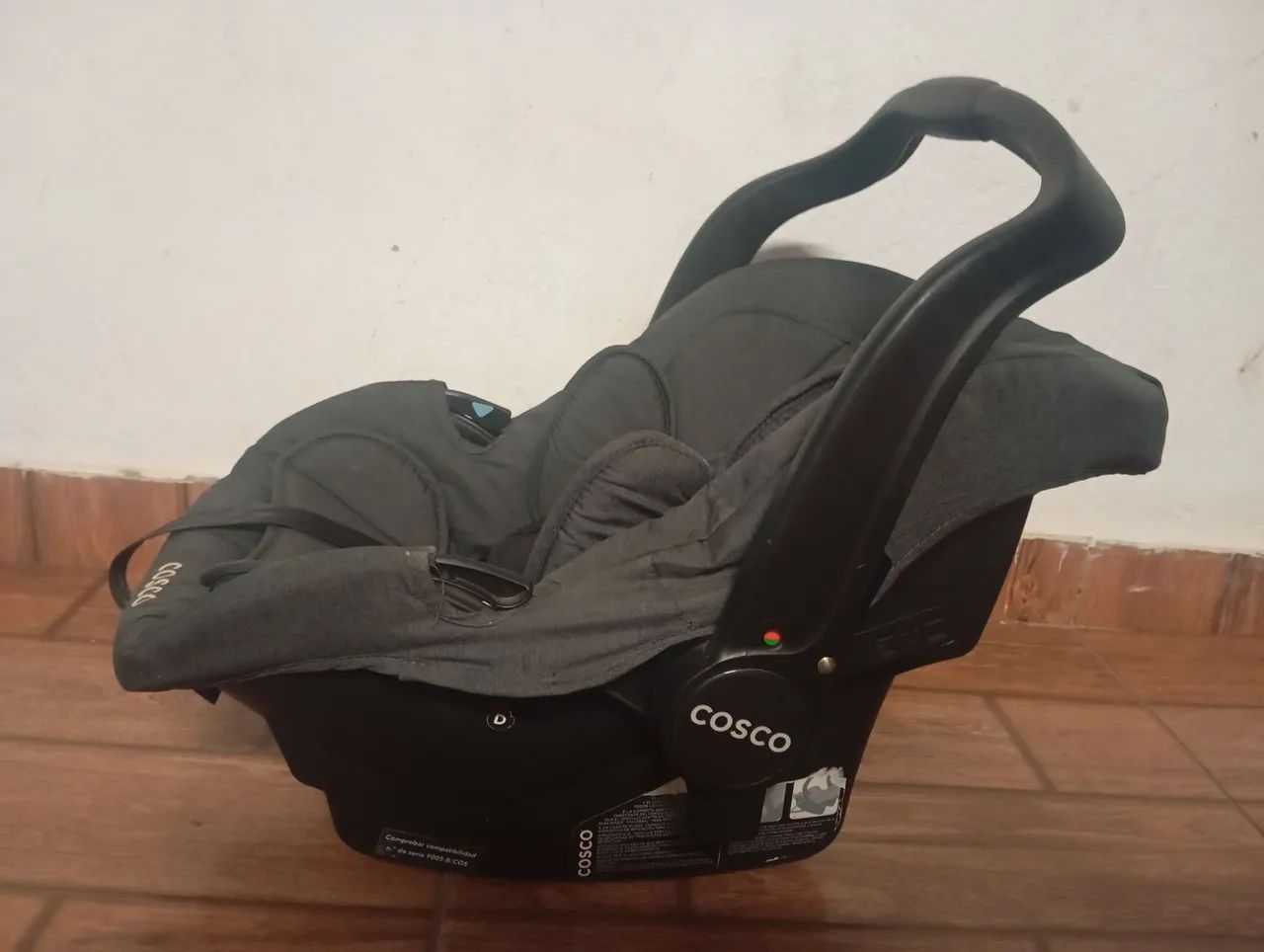 Vendo esse carrinho com bebê conforto da cosco - Foto 5