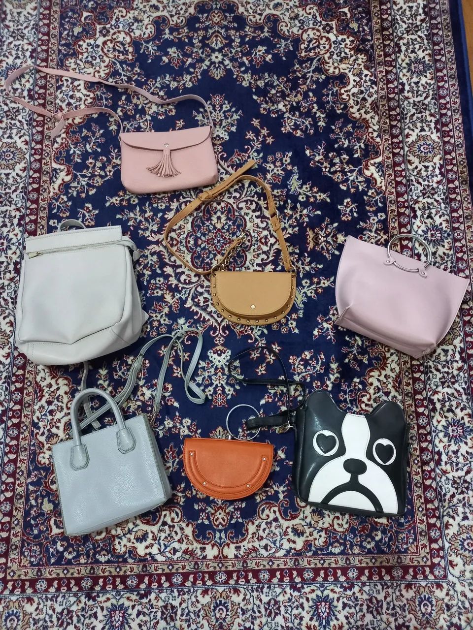 Doação de bolsas, leia o anúncio.
