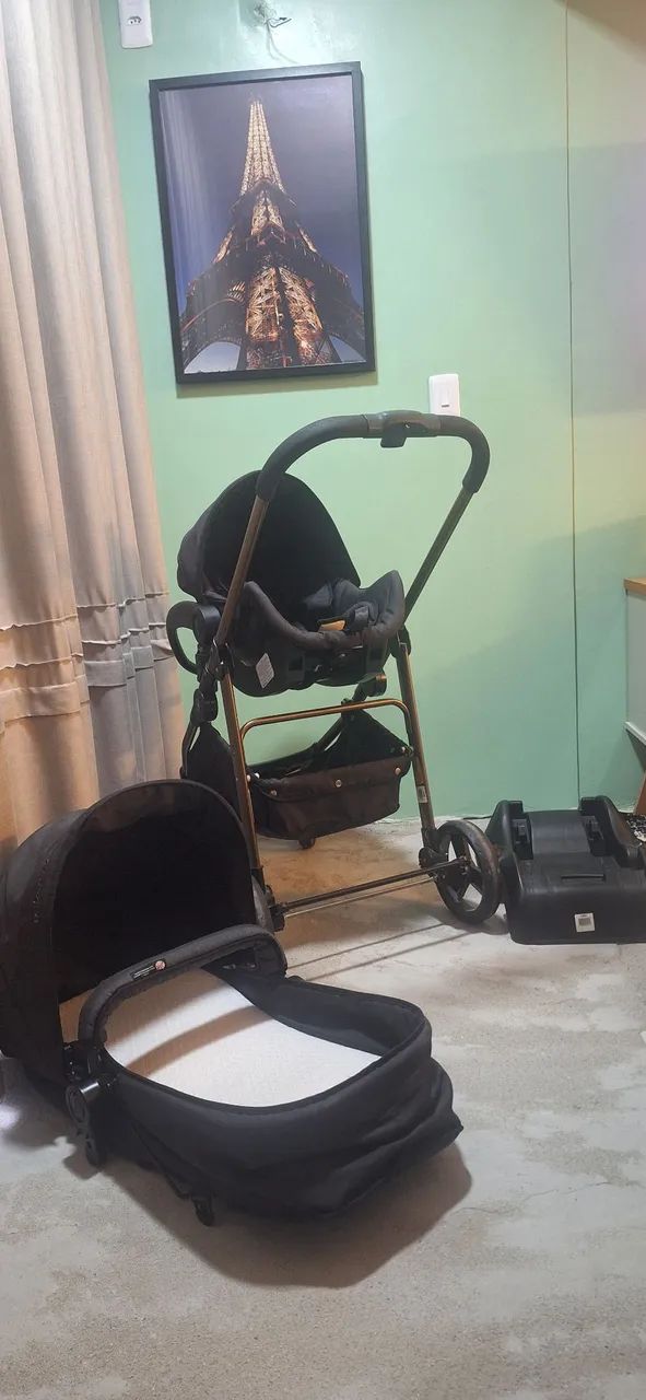 Carrinho de bebê e bebê conforto