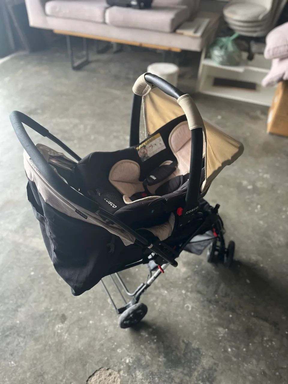 Carrinho de bebê cosco com bebê conforto e base para veículo. 