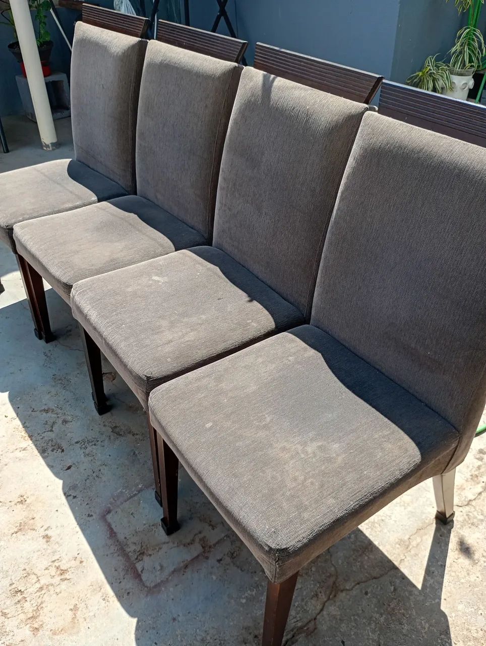 Mesa com 4 cadeiras pés de madeira entrego  - Foto 4