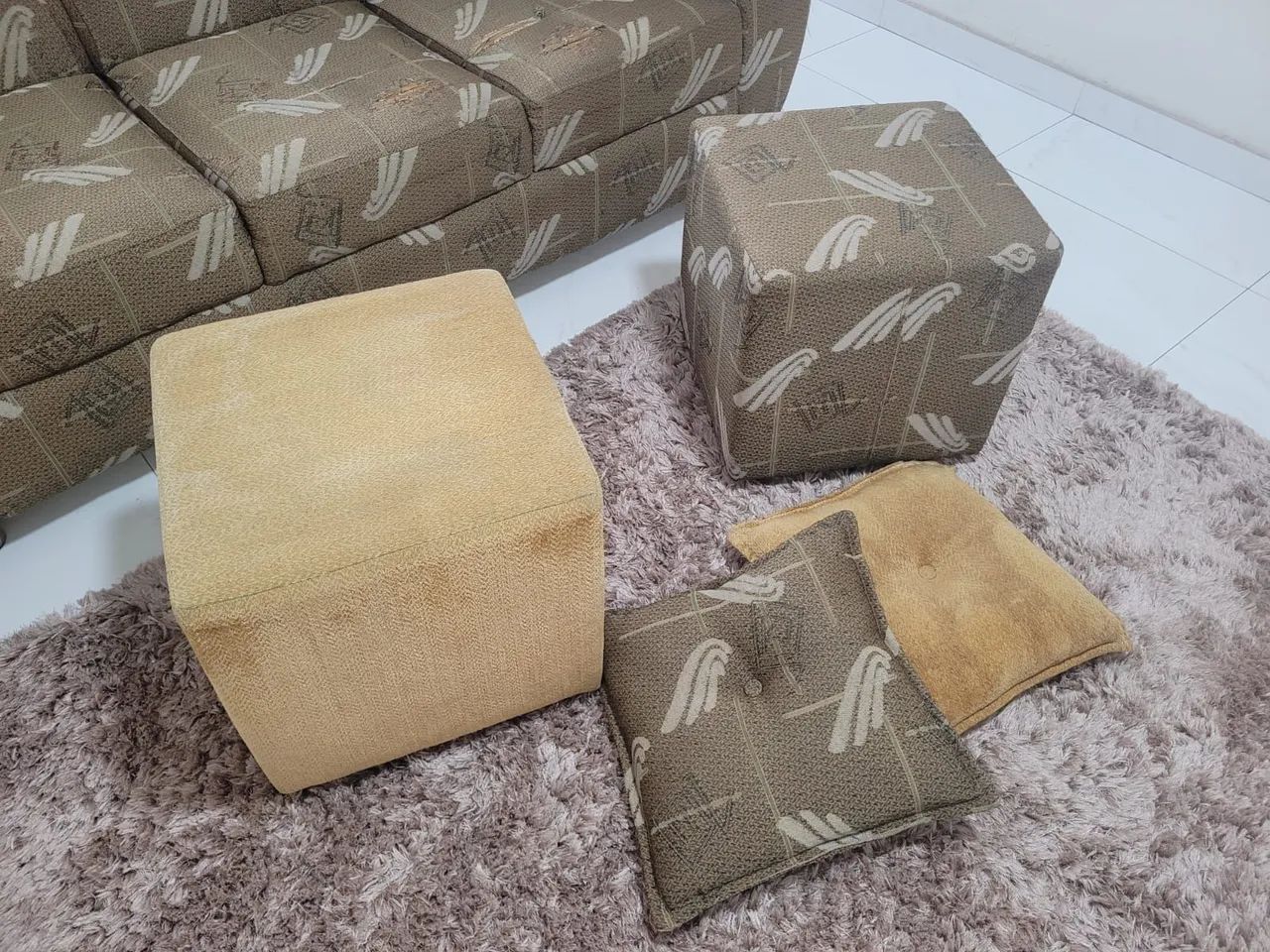 Sofá 3 lugares com duas almofadas e dois pufs65570193794306122