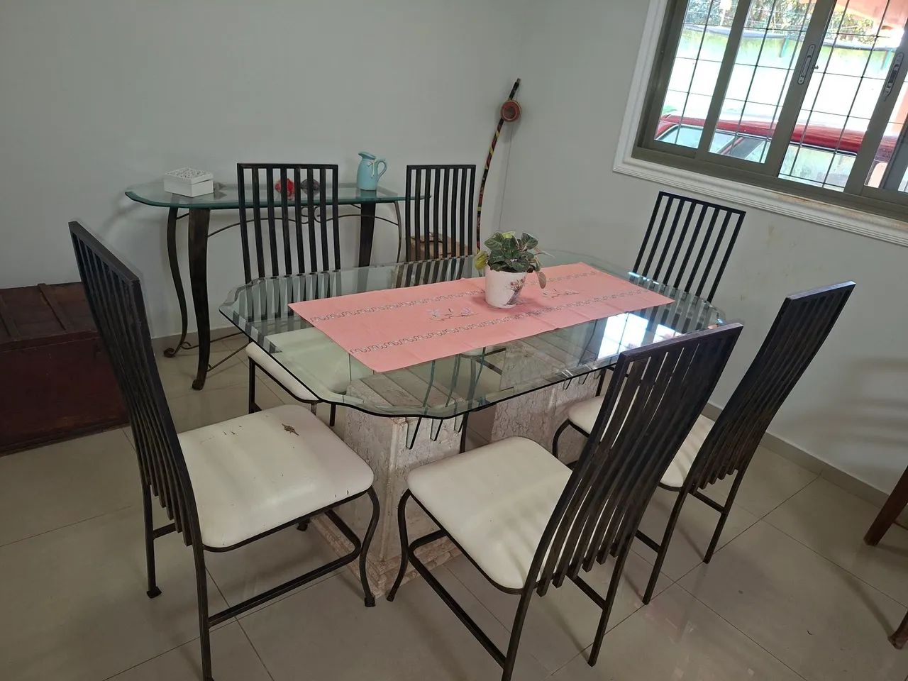 Mesa em vidro e pés marmore 6 cadeiras de ferro  - Foto 2