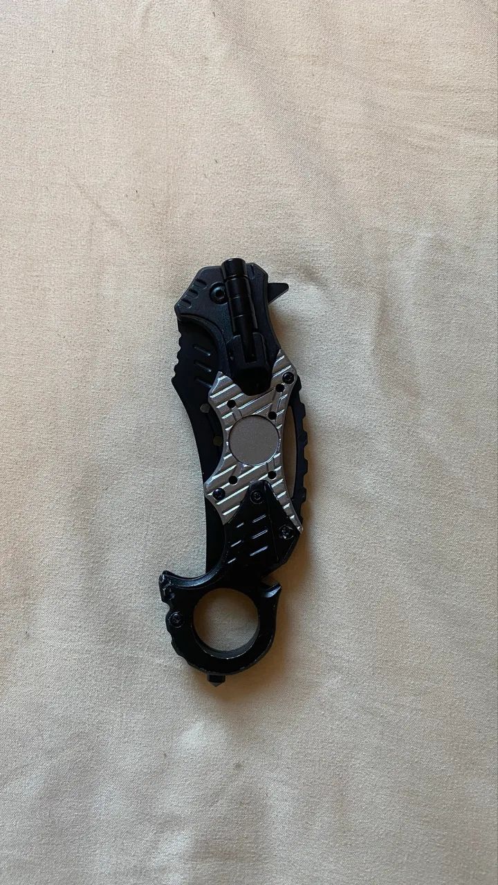 Karambit com Abertura Assistida, Ferramentas de Resgate e Lanterna - Foto 4