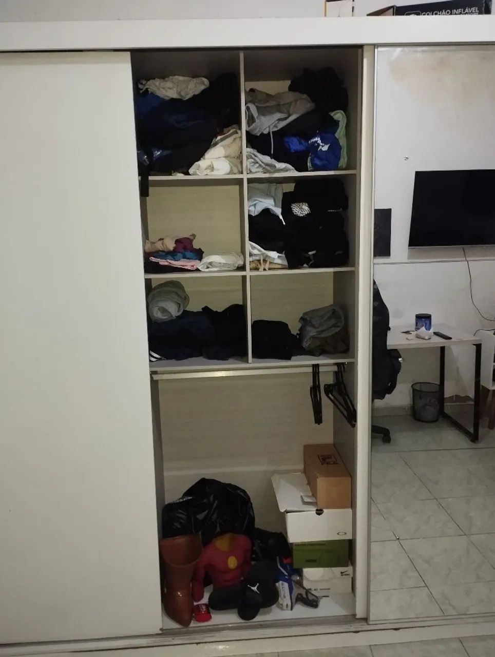 Guarda roupa GRANDE de 3 portas sendo 1 com espelho - Foto 4