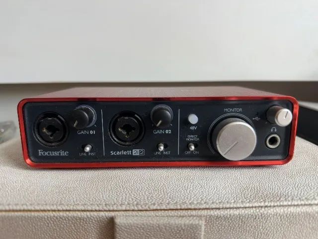 Interface de Áudio Focusrite Scarlett 2i2 1ª Geração + cabo USB-C