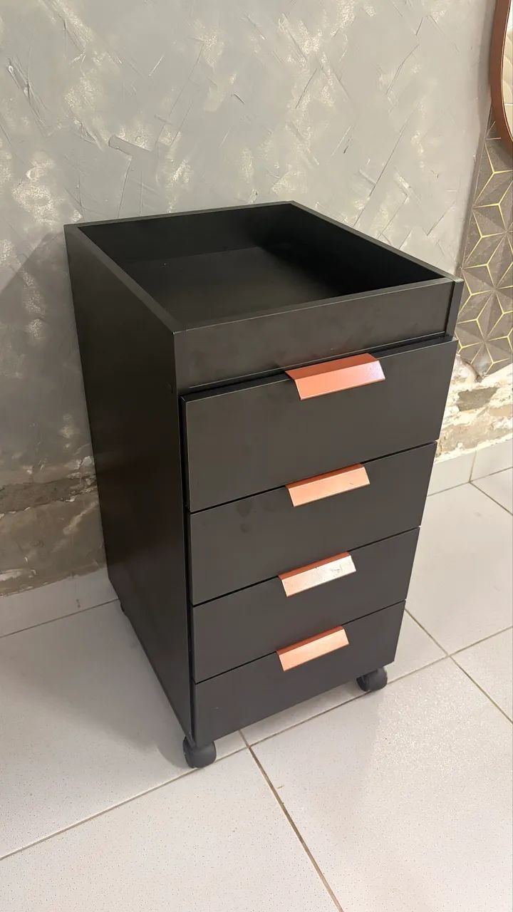 Carrinho auxiliar preto detalhes rosê Gold com gavetas salão de beleza 