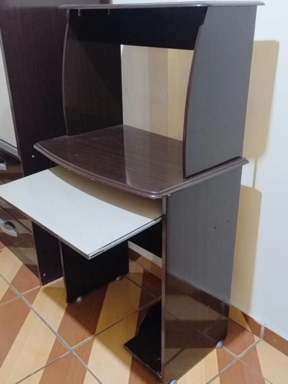 Mesa para Computador com Bandeja para Teclado - Excelente Estado - Foto 2