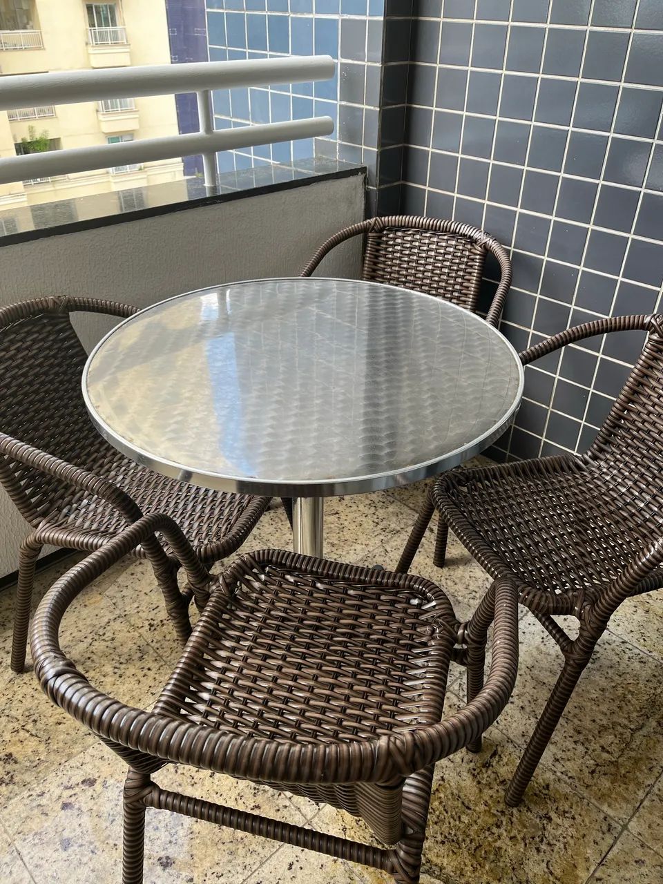 Conjunto de mesa e quatro cadeiras