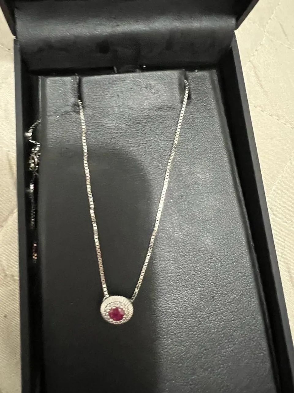 Colar vivara feminino com pedra em rubi 