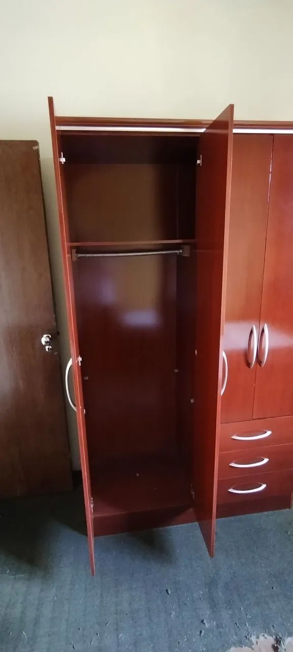 Guarda-roupa 4 portas e 3 gavetas, bem conservado - Foto 3