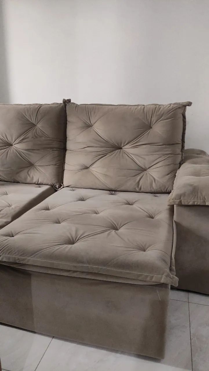 Sofá Retrátil (Sofá Cama) de Veludo cor Marrom Super Conservado