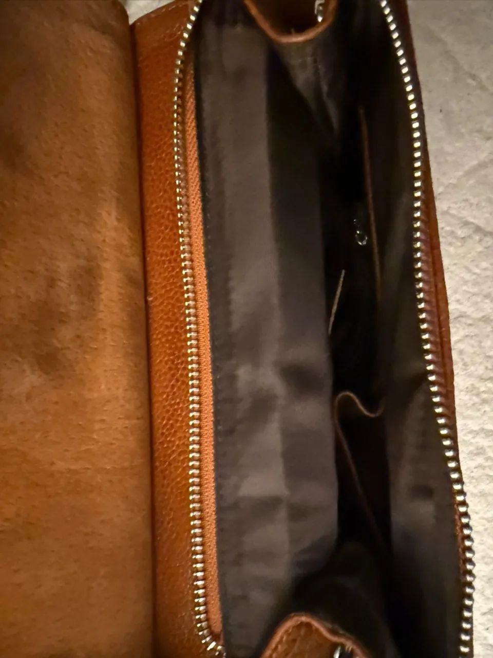 Mochila/ bolsa em couro imitando croco, nunca usada, comprada Usa - Foto 5