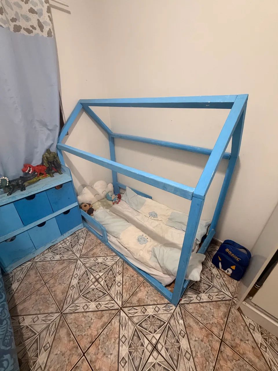 Cama montessoriana infantil 