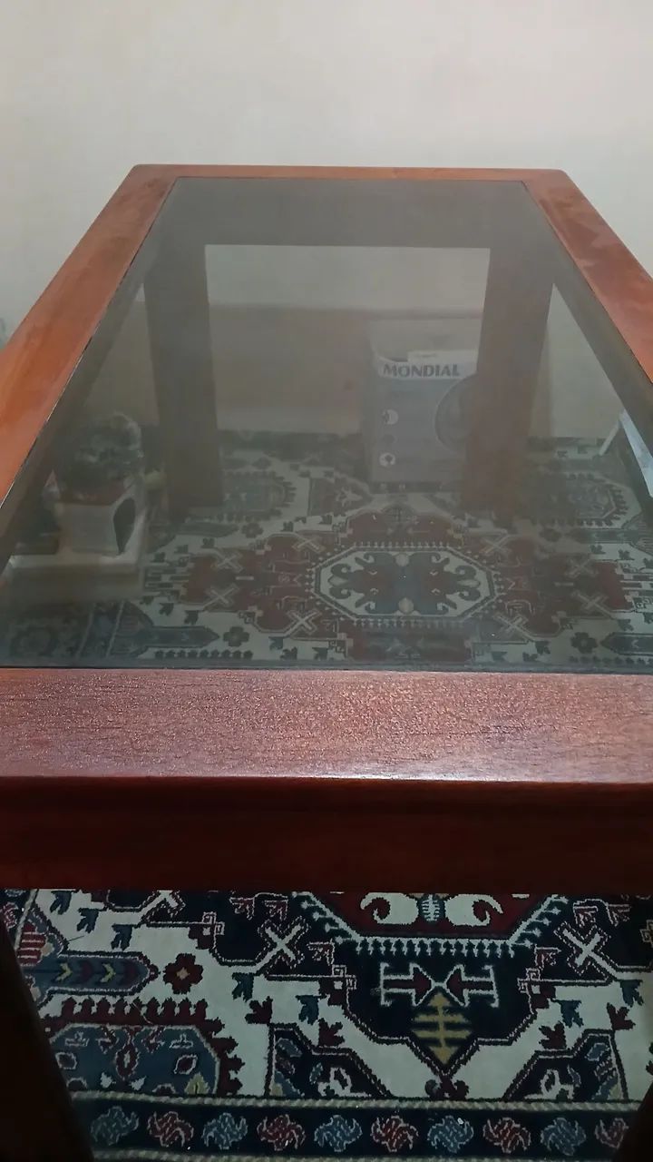 Mesa de jantar para 8 cadeira com vidro.