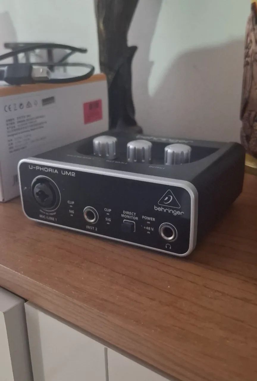 Interface de Áudio Behringer UM2 USB
