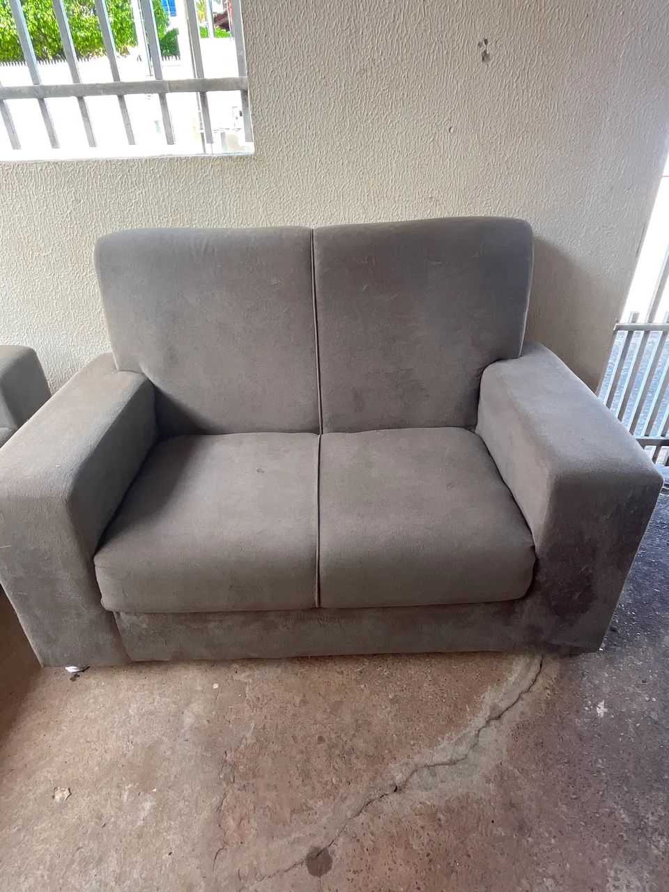 Vendo sofá duas peça (somente sem pe do sofá somente dois pé quebrado) - Foto 2